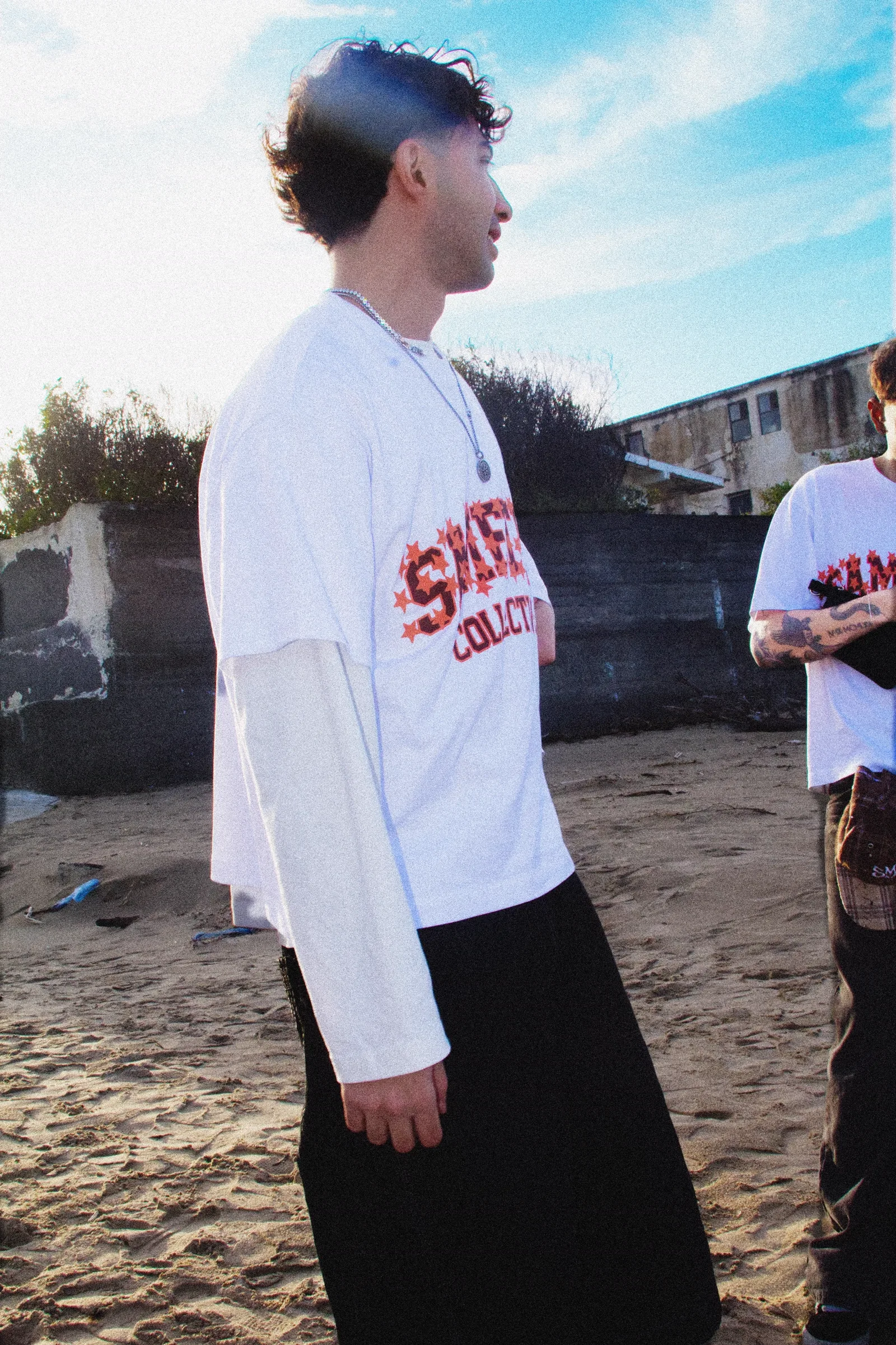 Profilo con tee Sametics sulla spiaggia