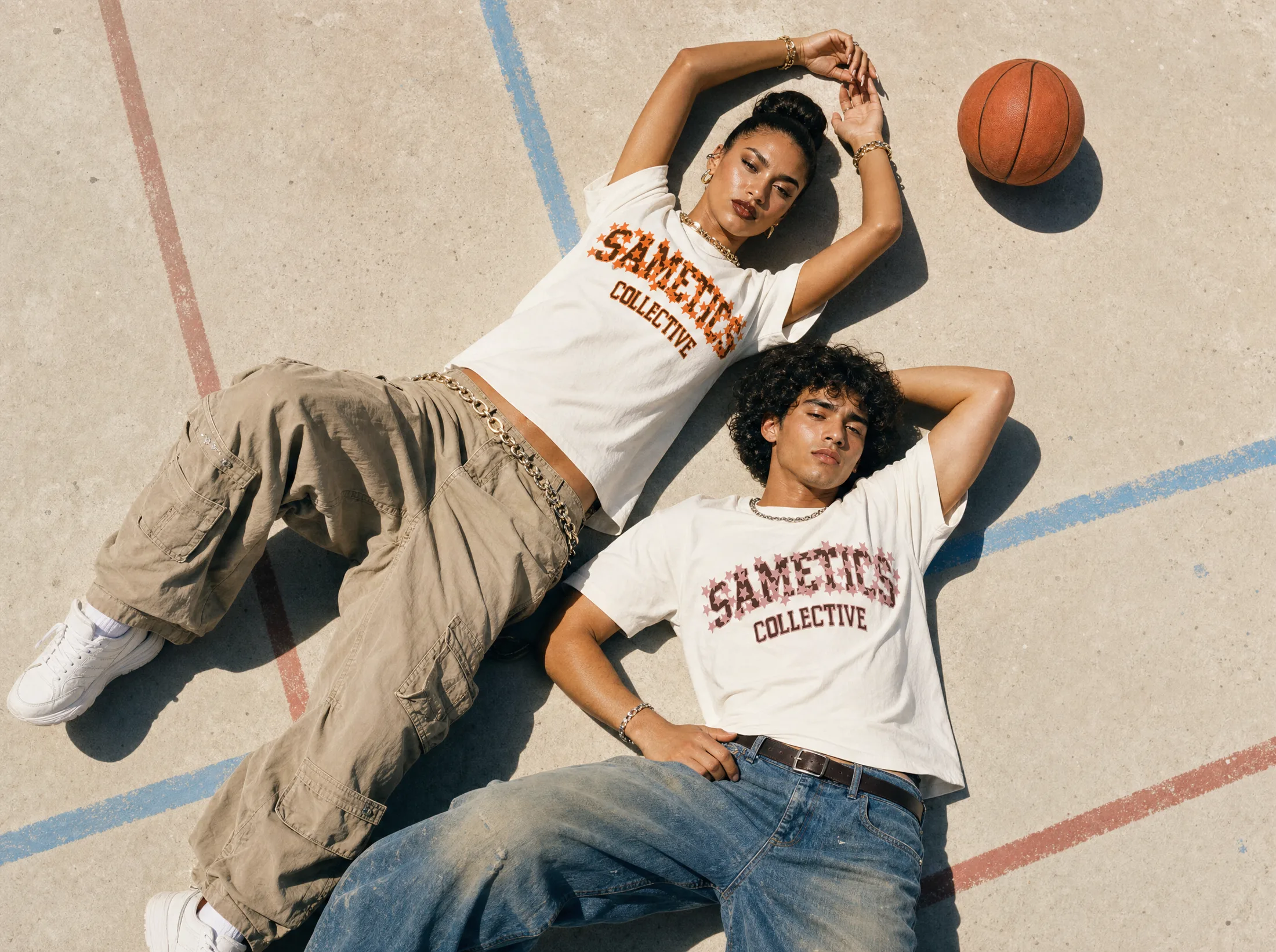 Due persone con le tee Side by Side su un campo da basket