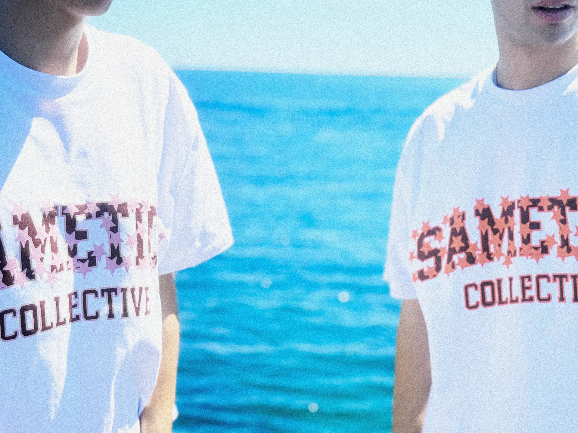 Dettaglio delle tee Side by Side davanti al mare